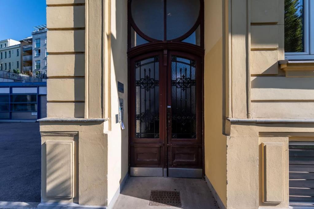 Spacious 2br By Metro And Center By Hm Apartament *